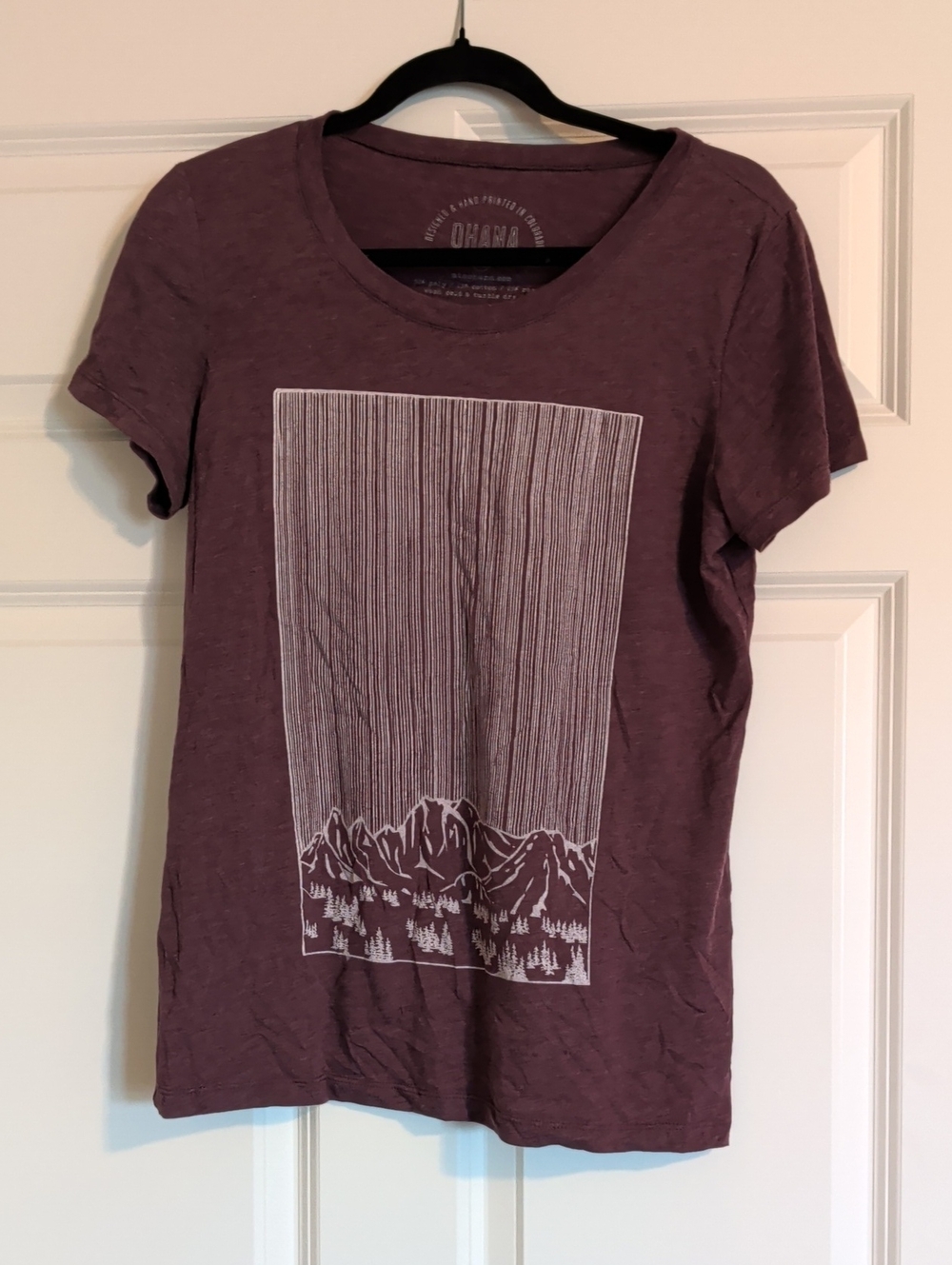 a.n.a Plum Short-Sleeve Graphic Tee with Mountain Scene